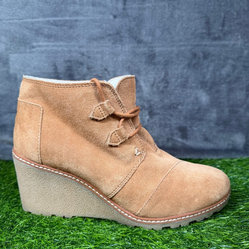 TOMS Tan Suede Lace Up Wedge Ankle Booties Boots‎ Shoes Fur Lined Womens size 9